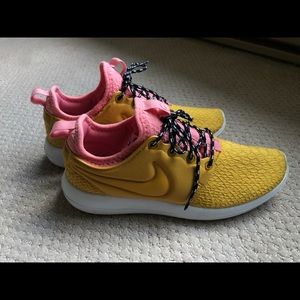 Nike Roshe TWO SE Gold & Pink sz 7.5